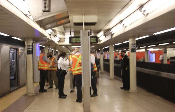 Una Mujer Cayó Metro Estación Bowling Green Una Mujer Que — Foto de Stock