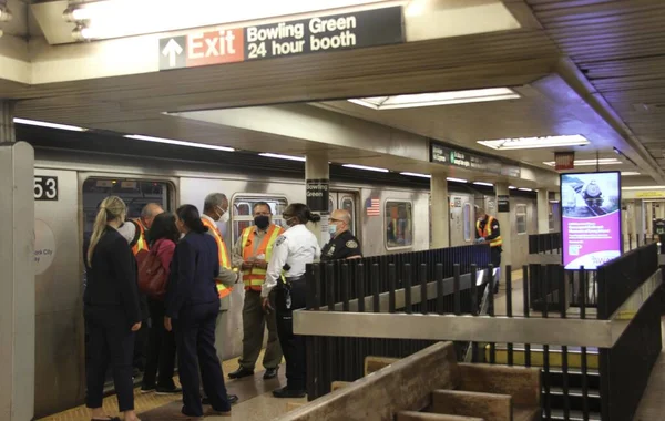 Una Mujer Cayó Metro Estación Bowling Green Una Mujer Que —  Fotos de Stock