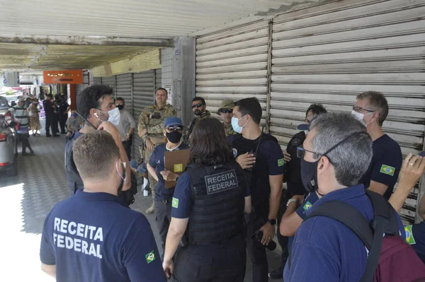 Int ブラジルの内国歳入庁と連邦高速道路警察は ナタールの店舗で密輸品を押収しました 2021年9月30日 アレクリム市内の内国歳入庁と連邦高速道路警察 Prf の捜査官の動き — ストック写真