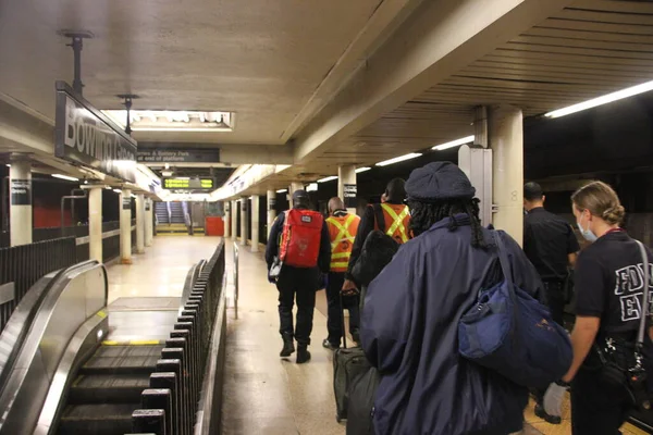 女性がボーリンググリーン駅で地下鉄に落ちた ボーリンググリーン駅で列車に乗った女性が消防士に救助され 近くの病院に運ばれたが 死亡の恐れはなかった 彼女は服用前に救急車で最初に治療を受けた — ストック写真