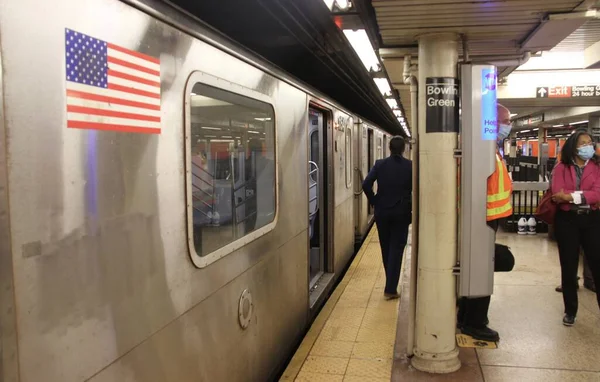 Una Mujer Cayó Metro Estación Bowling Green Una Mujer Que — Foto de Stock