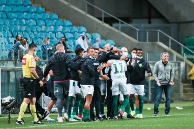 (Brezilya Futbol Şampiyonası: Gremio ve Cuiaba. 6 Ekim 2021, Porto Alegre, Brezilya: Brezilya Futbol Şampiyonası 'nın 24. turu için geçerli olan Gremio maçında, Cuiaba takımından Max' in attığı gol kutlaması, hel