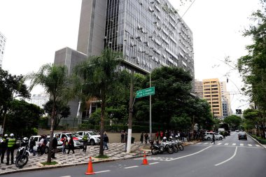 (Eğitim profesyonelleri PEC 32 'yi Sao Paulo Odası önünde protesto ediyorlar. 5 Ekim 2021, Sao Paulo, Brezilya: Eğitim profesyonelleri İdari Reform 'un PEC 32' ye (Anayasa Değişikliği Önerisi) karşı protesto gösterisi 