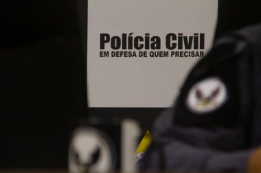Rio de Janeiro 'da bir uyuşturucu kargosunun ele geçirilmesiyle ilgili polis merkezinde basın toplantısı düzenlendi. 1 Ekim 2021, Rio de Janeiro, Brezilya: Jacare Mahallesi Polis Merkezi 'nde delegelerle basın toplantısı