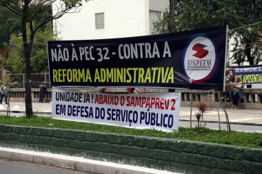 (Eğitim profesyonelleri PEC 32 'yi Sao Paulo Odası önünde protesto ediyorlar. 5 Ekim 2021, Sao Paulo, Brezilya: Eğitim profesyonelleri İdari Reform 'un PEC 32' ye (Anayasa Değişikliği Önerisi) karşı protesto gösterisi 