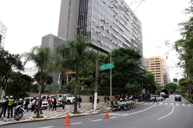 (Eğitim profesyonelleri PEC 32 'yi Sao Paulo Odası önünde protesto ediyorlar. 5 Ekim 2021, Sao Paulo, Brezilya: Eğitim profesyonelleri İdari Reform 'un PEC 32' ye (Anayasa Değişikliği Önerisi) karşı protesto gösterisi 