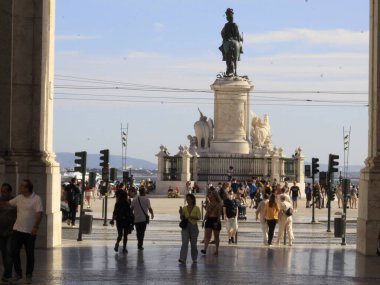 Portekiz, koronavirüs salgınının son safhasına giriyor. 1 Ekim 2021, Lizbon, Portekiz: 1 Ekim Cuma günü Lizbon şehrinde insan dolaşımı, Portekiz 'in salgının son safhasında çalışmaya başladığı gün.