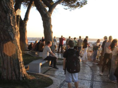 (Portekiz 'deki koronavirüs salgınının esnekleştirilmesi. 4 Ekim 2021, Lizbon, Portekiz: Portekiz 'deki koronavirüs salgınının esnekliğinin son safhasında, 4 Ekim Pazartesi günü Lizbon kentindeki turistik bölgelerde hareket.