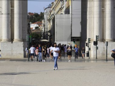Portekiz, koronavirüs salgınının son safhasına giriyor. 1 Ekim 2021, Lizbon, Portekiz: 1 Ekim Cuma günü Lizbon şehrinde insan dolaşımı, Portekiz 'in salgının son safhasında çalışmaya başladığı gün.