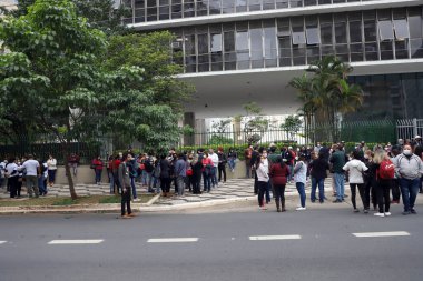 (Eğitim profesyonelleri PEC 32 'yi Sao Paulo Odası önünde protesto ediyorlar. 5 Ekim 2021, Sao Paulo, Brezilya: Eğitim profesyonelleri İdari Reform 'un PEC 32' ye (Anayasa Değişikliği Önerisi) karşı protesto gösterisi 