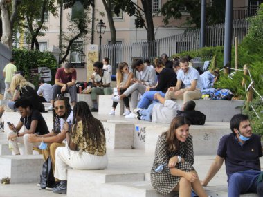 (Portekiz 'de bir tatil sırasında Lizbon' da insan dolaşımı. 5 Ekim 2021, Lizbon, Portekiz: Lizbon Cumhuriyeti Beyannamesi 'nin 5 Ekim Salı günü, Lizbon' un başlıca turistik beldeleri arasında insan dolaşımı