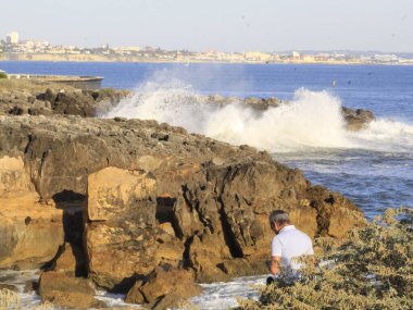 Cascais 'deki Pedra da Nau. 7 Ekim 2021, Cascais, Portekiz: Turistler, 7 Perşembe günü Lizbon 'un başkenti Cascais' te en çok ziyaret edilen yerlerden biri olan Pedra da Nau 'nun güzelliğinin tadını çıkarıyorlar.). 