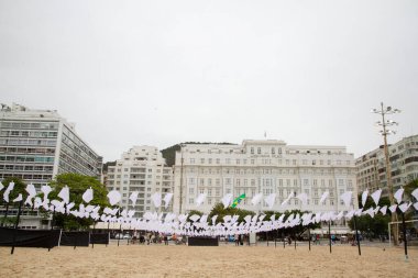 (Rio de Paz STK COVID-19 tarafından öldürülen 600 binden fazla Brezilyalının anısına bir gösteri yapıyor. Rio de Janeiro, Brezilya, 8 Ekim 2021: Rio de Paz STK, Copacabana plajında COVID-19 tarafından öldürülen 600 bin Brezilyalının anısına bir gösteri düzenledi.