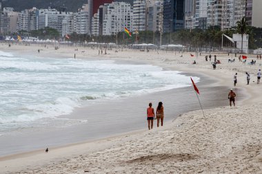 (Dengesiz hava durumu Rio de Janeiro 'da yağmur yağışı bildiriyor. 8 Ekim 2021, Rio de Janeiro, Brezilya: Rio de Janeiro 'daki Leme plajında 8 Ekim Cuma günü insan hareketleri. Tahminlere göre gökyüzü Rio de Janeiro 'nun başkentinde bulutlu kalacak., 