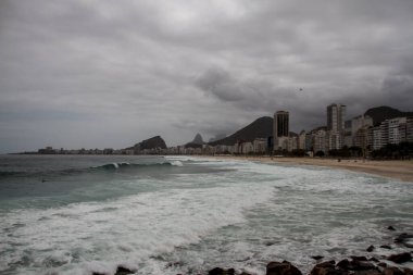 (Dengesiz hava durumu Rio de Janeiro 'da yağmur yağışı bildiriyor. 8 Ekim 2021, Rio de Janeiro, Brezilya: Rio de Janeiro 'daki Leme plajında 8 Ekim Cuma günü insan hareketleri. Tahminlere göre gökyüzü Rio de Janeiro 'nun başkentinde bulutlu kalacak., 