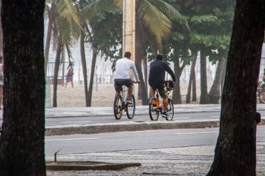 (Dengesiz hava durumu Rio de Janeiro 'da yağmur yağışı bildiriyor. 8 Ekim 2021, Rio de Janeiro, Brezilya: Rio de Janeiro 'daki Leme plajında 8 Ekim Cuma günü insan hareketleri. Tahminlere göre gökyüzü Rio de Janeiro 'nun başkentinde bulutlu kalacak., 