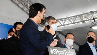 Sao Paulo Belediye Başkanı ve Vali Yardımcısı, bu yılın Mayıs ayında ölen Bruno Covas 'ın adını alan konut geliştirme çalışmalarını devrettiler. 8 Ekim 2021, Sao Paulo, Brezilya: Chacara do Konut Kompleksi 'nin evlerinin teslimi için seremoni 