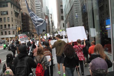 (New York 'ta Kürk karşıtı yürüyüş. 9 Ekim 2021, New York, ABD: İnsanlar Manhattan 'da Madison Bulvarı' ndaki moda evlerinin önünde Hayvan Zulmü 'nü protesto ediyor ve hayvan kürkü kullanımını durdurma çağrısı yapıyorlar. 