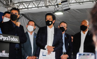 Sao Paulo Belediye Başkanı ve Vali Yardımcısı, bu yılın Mayıs ayında ölen Bruno Covas 'ın adını alan konut geliştirme çalışmalarını devrettiler. 8 Ekim 2021, Sao Paulo, Brezilya: Chacara do Konut Kompleksi 'nin evlerinin teslimi için seremoni 