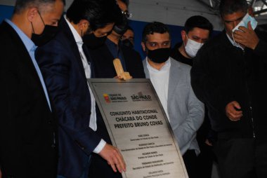 Sao Paulo Belediye Başkanı ve Vali Yardımcısı, bu yılın Mayıs ayında ölen Bruno Covas 'ın adını alan konut geliştirme çalışmalarını devrettiler. 8 Ekim 2021, Sao Paulo, Brezilya: Chacara do Konut Kompleksi 'nin evlerinin teslimi için seremoni 