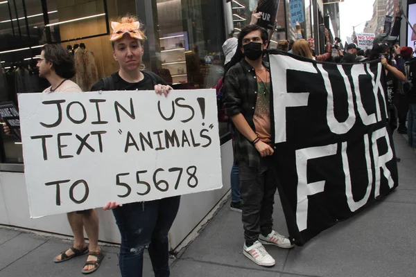 纽约的反毛毛游行 2021年10月9日 美国纽约 人们在曼哈顿麦迪逊大街的时装店前抗议动物残忍行为 并呼吁停止使用动物毛皮 — 图库照片