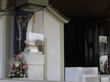 Portekiz 'deki Fatima Ulusal Sığınağı. 11 Ekim 2021, Fatima, Portekiz: 11 Ekim Pazartesi günü Portekiz 'in Fatima kentindeki Fatima Ulusal Sığınağı' nda sadık hareketler). 