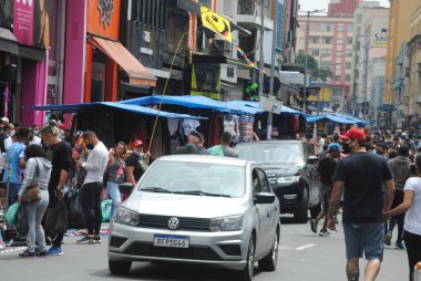 (Sao Paulo 'daki 25 de Marco bölgesinde tüketici hareketi. 25 Ekim 2021, Sao Paulo, Brezilya: Sao Paulo 'nun merkezindeki geleneksel popüler bir alışveriş noktası olan 25 de Marco bölgesinde tüketici hareketi, 12 Ekim Salı günü)