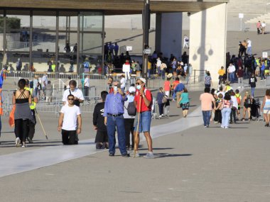 Portekiz 'deki Fatima Ulusal Sığınağı. 11 Ekim 2021, Fatima, Portekiz: 11 Ekim Pazartesi günü Portekiz 'in Fatima kentindeki Fatima Ulusal Sığınağı' nda sadık hareketler). 