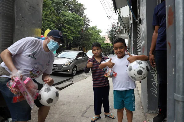 Sao Paulo Daki Bixiga Mahallesinde Çocuklara Oyuncak Dağıtımı Ekim 2021 — Stok fotoğraf