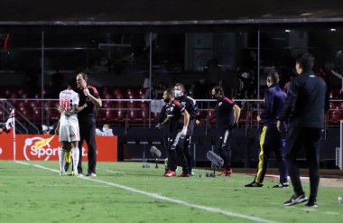 (Brezilya Futbol Şampiyonası: Sao Paulo ve Ceara. 14 Ekim 2021, Sao Paulo, Brezilya: Sao Paulo takımından koç Rogerio Ceni, Sao Paulo ve Ceara arasında oynanan futbol maçında, Brezilya Futbol Şampiyonası 'nın 26.