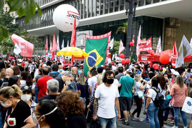 (Sao Paulo Meclisi önünde belediye çalışanlarının protestosu. 13 Ekim 2021, Sao Paulo, Brezilya: MTST koordinatörü Guilherme Boulos, meclis üyesi Eduardo Suplicy ve milletvekili Carlos Giannazi gibi politikacıların varlığıyla