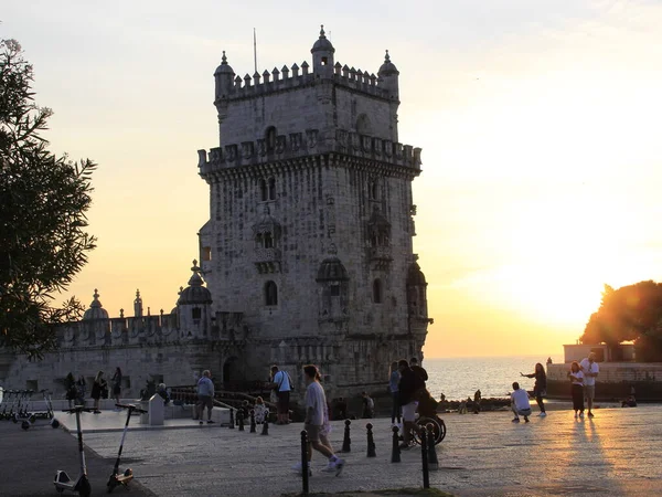 Torre Belem Lisabonu Října2021 Lisabon Portugalsko Lidé Užívají Západ Slunce — Stock fotografie