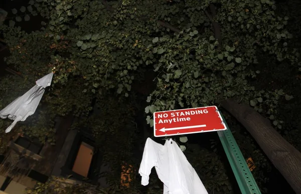 Neu Ein Haus Das Mit Halloween Kostümen Geschmückt Ist Oktober — Stockfoto