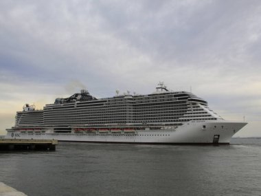 Lizbon 'daki Caiscais Limanı. 16 Ekim 2021, Lizbon, Portekiz: Caiscais Limanı 'nda yoğun bir hareket var ve Lizbon' a varışlarını izleyen ve bekleyen birçok insan var..