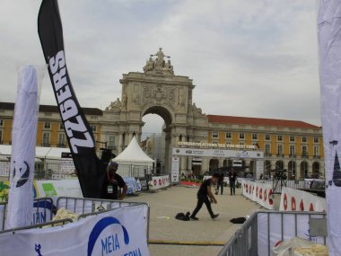Lizbon Maratonu için hazırlıklar. 16 Ekim 2021, Lizbon, Portekiz: Portekiz 'deki Lizbon Maratonu' nun hazırlıkları, seçkin sporcuların otelde kaldıkları ve Comercio Meydanı 'na ulaştıkları yerde son rötuşları yapacakları yerde yapılıyor.