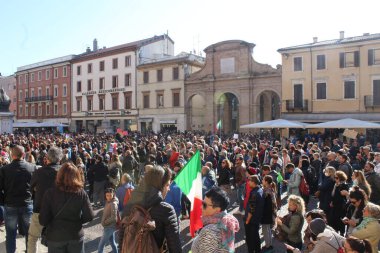 İtalya 'nın Rimini kentinde Yeşil Geçit' e karşı gösteri düzenlendi. 15 Ekim 2021, Rimini, İtalya: Protestocular 15 Cuma günü İtalya 'nın Emilia-Romagna bölgesindeki Rimini kentinde, Covid-19 sağlık belgesi olan Yeşil Geçit' e karşı bir araya geldiler.) 