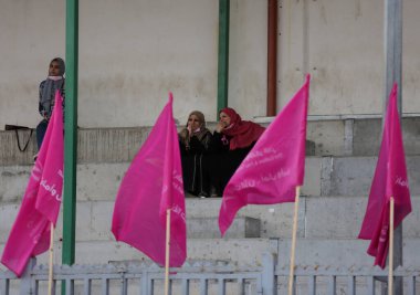 Gazze 'de Göğüs Kanseri Bilinci Kampanyası. 14 Ekim 2021, Gazze Şeridi, Filistin Bölgesi: Filistinli kadınlar Gazze Şehri 'nde erken meme kanseri taramasına ilişkin farkındalığı artırmak için Pembe Spor Günü' ne katıldılar.