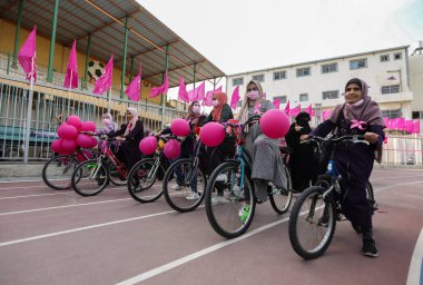 Gazze 'de Göğüs Kanseri Bilinci Kampanyası. 14 Ekim 2021, Gazze Şeridi, Filistin Bölgesi: Filistinli kadınlar Gazze Şehri 'nde erken meme kanseri taramasına ilişkin farkındalığı artırmak için Pembe Spor Günü' ne katıldılar.