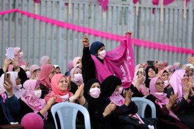 Gazze 'de Göğüs Kanseri Bilinci Kampanyası. 14 Ekim 2021, Gazze Şeridi, Filistin Bölgesi: Filistinli kadınlar Gazze Şehri 'nde erken meme kanseri taramasına ilişkin farkındalığı artırmak için Pembe Spor Günü' ne katıldılar.