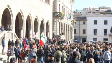 İtalya 'nın Rimini kentinde Yeşil Geçit' e karşı gösteri düzenlendi. 15 Ekim 2021, Rimini, İtalya: Protestocular 15 Cuma günü İtalya 'nın Emilia-Romagna bölgesindeki Rimini kentinde, Covid-19 sağlık belgesi olan Yeşil Geçit' e karşı bir araya geldiler.) 