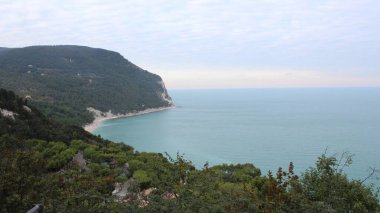 (İtalya 'nın Sirolo bölgesinde turizm sektörü. 17 Ekim 2021, Sirolo, İtalya: İtalya 'nın Marche bölgesindeki Sirolo kentinin görüntüsü, 17 Ekim Pazar günü, Avrupa sonbaharında. Bölgesel ürünler fuarları olan bir yer.