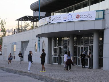 Lisbon Maraton Kitleri. 15 Ekim 2021, Lizbon, Portekiz: İnsanlar 15 Ekim Cuma günü Lizbon Maratonu için Rossio dos Olivais Meydanı 'ndaki Altice Arena' da kitleri topluyorlar. Pazar günü yapılacak yarış (17.) 