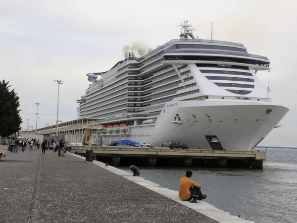 里斯本的Caiscais港口2021年10月16日 葡萄牙里斯本 在凯斯凯斯卡港口有一场大规模的运动 有一艘游轮停泊在那里 许多人在那里观望和等待他们离开里斯本 — 图库照片