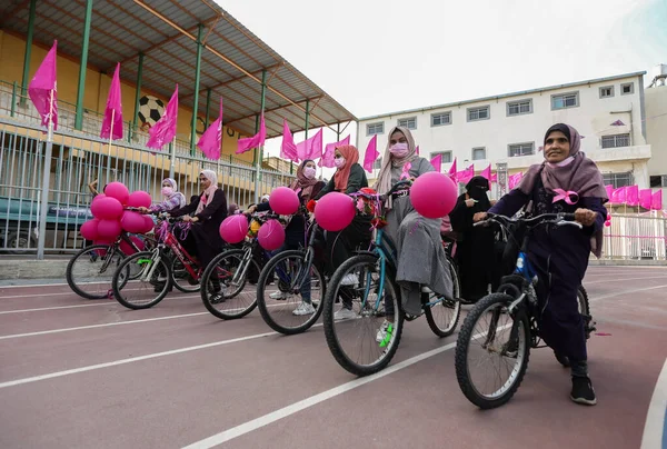 Gazze 'de Göğüs Kanseri Bilinci Kampanyası. 14 Ekim 2021, Gazze Şeridi, Filistin Bölgesi: Filistinli kadınlar Gazze Şehri 'nde erken meme kanseri taramasına ilişkin farkındalığı artırmak için Pembe Spor Günü' ne katıldılar.