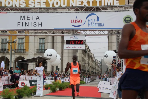Edp里斯本马拉松赛2021年10月17日 葡萄牙里斯本 埃塞俄比亚的安杜阿莱姆 希弗罗夫于周日 27日 赢得了Edp里斯本马拉松赛 重复了2019年取得的胜利 并再次打破了世界纪录 现在是时间和2时05分52秒 — 图库照片