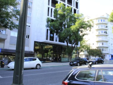 Eduardo VII Park 'ta turistler. 20 Ekim 2021, Lizbon, Portekiz: Birçok turist Eduardo VII park tesislerinden faydalanıyor ve Lizbon 'un etrafında turistik otobüslere biniyor. .