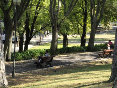 Eduardo VII Park 'ta turistler. 20 Ekim 2021, Lizbon, Portekiz: Birçok turist Eduardo VII park tesislerinden faydalanıyor ve Lizbon 'un etrafında turistik otobüslere biniyor. .