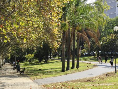 Eduardo VII Park 'ta turistler. 20 Ekim 2021, Lizbon, Portekiz: Birçok turist Eduardo VII park tesislerinden faydalanıyor ve Lizbon 'un etrafında turistik otobüslere biniyor. .