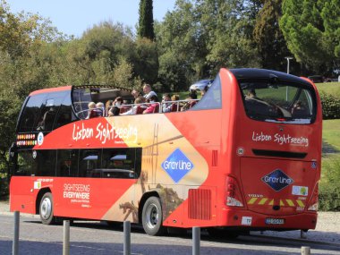 Eduardo VII Park 'ta turistler. 20 Ekim 2021, Lizbon, Portekiz: Birçok turist Eduardo VII park tesislerinden faydalanıyor ve Lizbon 'un etrafında turistik otobüslere biniyor. .