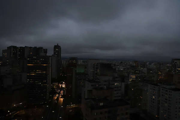 在天气不稳定的情况下 圣保罗又迎来了另一个雨天 2021年10月19日 巴西圣保罗 19日 圣保罗 天空乌云密布 行人纷纷躲避雨和寒冷 — 图库照片